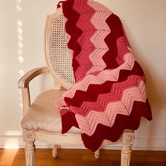 Vintage Handmade Afghan Adorable shades of Pink 🌺 - Picture 12 of 16